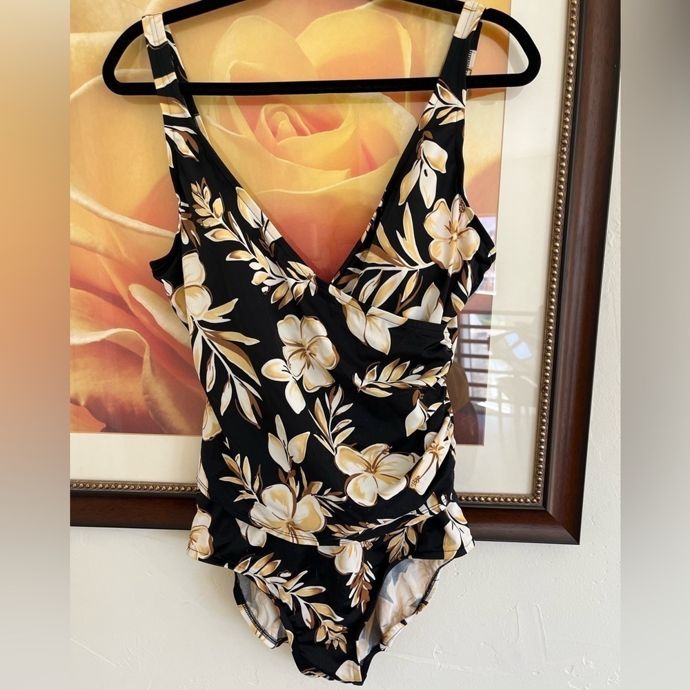 Jantzen Black and Cream Swimwear